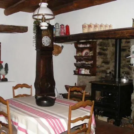 بيت ضيافة La Maison Des Bouzols