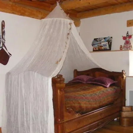 La Maison Des Bouzols بيت ضيافة *