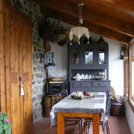 La Maison Des Bouzols بيت ضيافة