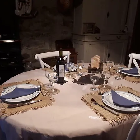 La Maison Des Bouzols بيت ضيافة